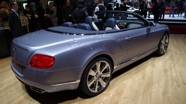 Salon de Genève 2012 - Bentley Continental GTC V8 mauve 3/4 arrière droit