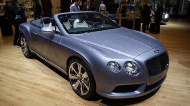 Salon de Genève 2012 - Bentley Continental GTC V8 mauve 3/4 avant droit