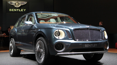 Salon de Genève 2012 - Bentley EXP 9 F bleu 3/4 avant droit 2