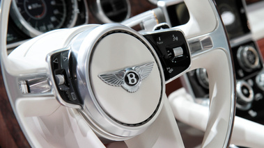 Salon de Genève 2012 - Bentley EXP 9 F bleu logo volant