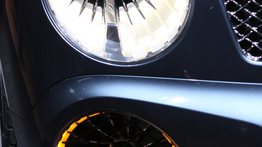 Salon de Genève 2012 - Bentley EXP 9 F bleu phares avant debout