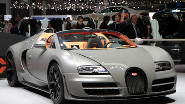 Salon de Genève 2012 - Bugatti Veyron Grand Sport Vitesse gris 3/4 avant droit