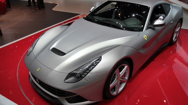 Salon de Genève 2012 - Ferrari F12 Berlinetta gris mate 3/4 avant gauche vue de haut