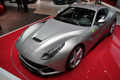 Salon de Genève 2012 - Ferrari F12 Berlinetta gris mate 3/4 avant gauche vue de haut