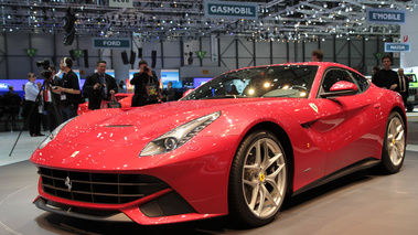 Salon de Genève 2012 - Ferrari F12 Berlinetta rouge 3/4 avant gauche