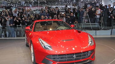 Salon de Genève 2012 - Ferrari F12 Berlinetta rouge face avant