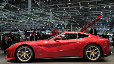 Salon de Genève 2012 - Ferrari F12 Berlinetta rouge profil