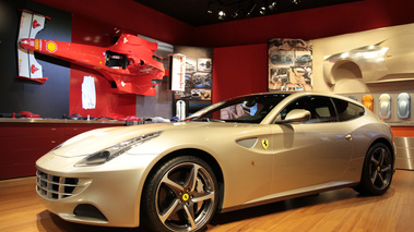 Salon de Genève 2012 - Ferrari FF beige 3/4 avant gauche