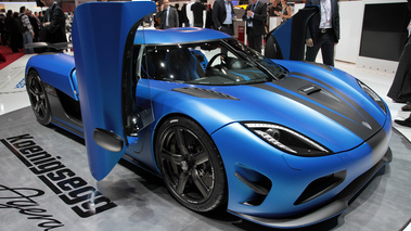 Salon de Genève 2012 - Koenigsegg Agera R bleu mate 3/4 avant droit portes ouvertes