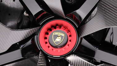 Salon de Genève 2012 - Lamborghini Aventador J rouge logo jante debout