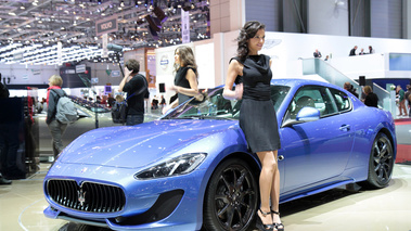 Salon de Genève 2012 - Maserati GranTurismo Sport bleu 3/4 avant gauche