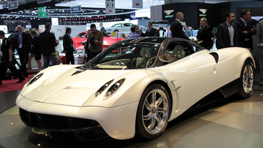 Salon de Genève 2012 - Pagani Huayra blanc 3/4 avant gauche