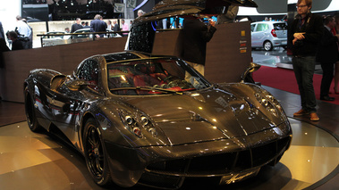 Salon de Genève 2012 - Pagani Huayra carbone 3/4 avant droit porte ouverte