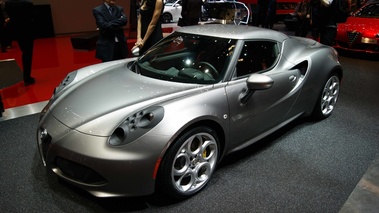 Salon de Genève 2013 - Alfa Romeo 4C gris 3/4 avant gauche