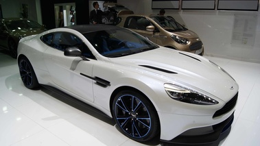 Salon de Genève 2013 - Aston Martin Vanquish Q blanc 3/4 avant droit