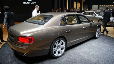 Salon de Genève 2013 - Bentley Fling Spur marron 3/4 arrière droit