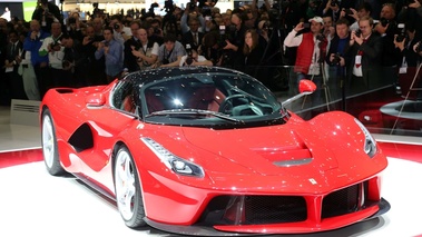 Salon de Genève 2013 - Ferrari LaFerrari rouge 3/4 avant droit