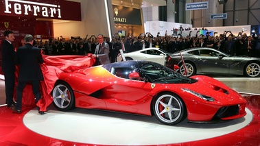 Salon de Genève 2013 - Ferrari LaFerrari rouge profil
