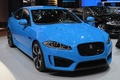 Salon de Genève 2013 - Jaguar XFR-S bleu 3/4 avant droit porte ouverte