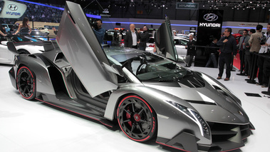 Salon de Genève 2013 - Lamborghini Veneno 3/4 avant droit portes ouvertes