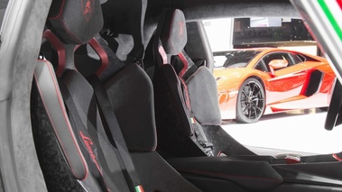 Salon de Genève 2013 - Lamborghini Veneno sièges debout