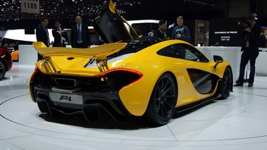 Salon de Genève 2013 - McLaren P1 jaune 3/4 arrière droit porte ouverte