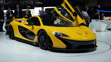 Salon de Genève 2013 - McLaren P1 jaune 3/4 avant droit porte ouverte
