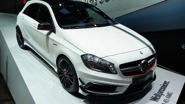 Salon de Genève 2013 - Mercedes A45 AMG blanc 3/4 avant droit