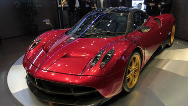 Salon de Genève 2013 - Pagani Huayra bordeaux 3/4 avant gauche