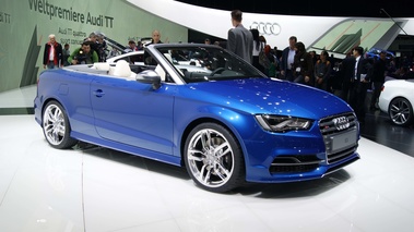Audi S3 Cabriolet bleu 3/4 avant droit