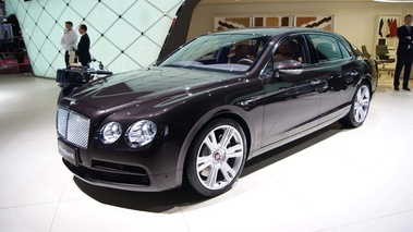 Bentley Flying Spur V8 marron 3/4 avant gauche