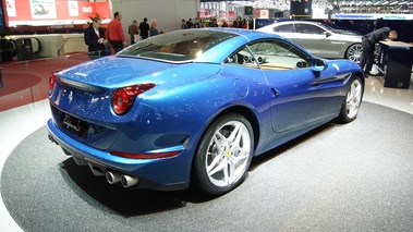 Ferrari California T bleu 3/4 arrière droit