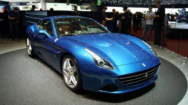 Ferrari California T bleu 3/4 avant droit
