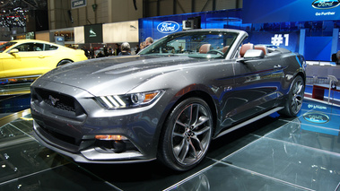 Ford Mustang Convertible gris 3/4 avant gauche