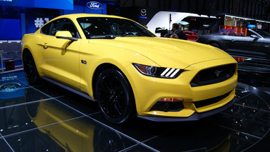 Ford Mustang jaune 3/4 avant droit
