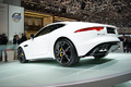 Jaguar F-Type R blanc 3/4 arrière gauche