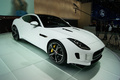 Jaguar F-Type R blanc 3/4 avant droit