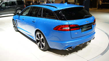 Jaguar XFR-S Sportbrake bleu 3/4 arrière gauche
