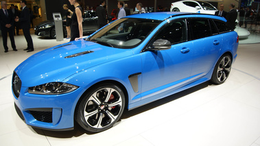 Jaguar XFR-S Sportbrake bleu 3/4 avant gauche
