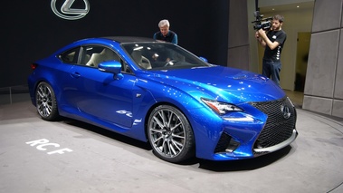 Lexus RC F bleu 3/4 avant droit