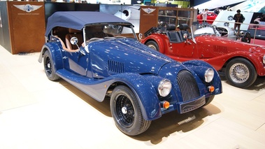 Morgan Plus 4 bleu 3/4 avant droit