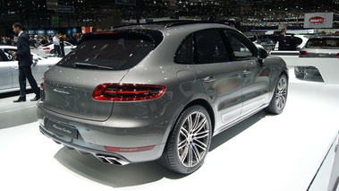 Porsche Macan Turbo gris 3/4 arrière droit