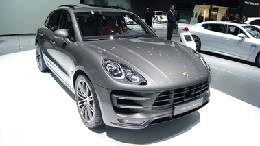 Porsche Macan Turbo gris 3/4 avant droit