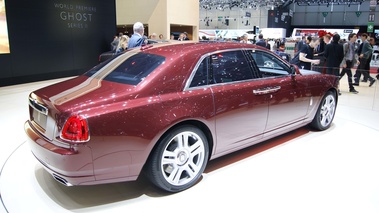 Rolls Royce Ghost Series II bordeaux 3/4 arrière droit