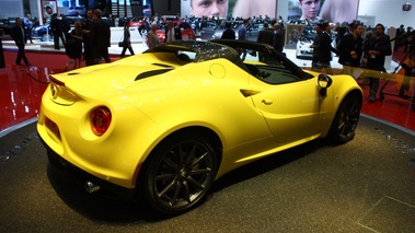 Alfa Romeo 4C Spider jaune 3/4 arrière droit