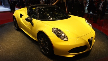 Alfa Romeo 4C Spider jaune 3/4 avant droit