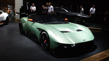 Aston Martin Vulcan vert 3/4 avant droit