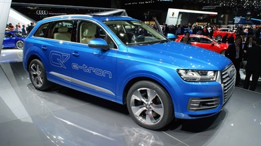 Audi Q7 e-Tron bleu 3/4 avant droit
