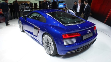 Audi R8 MY2015 e-Tron bleu 3/4 arrière gauche