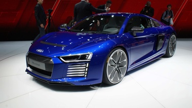 Audi R8 MY2015 e-Tron bleu 3/4 avant gauche